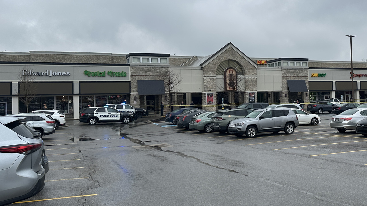 Police at Stoneridge Plaza in Gahanna, Ohio, on Dec. 20, 2024 (Karien Graf / NBC4)