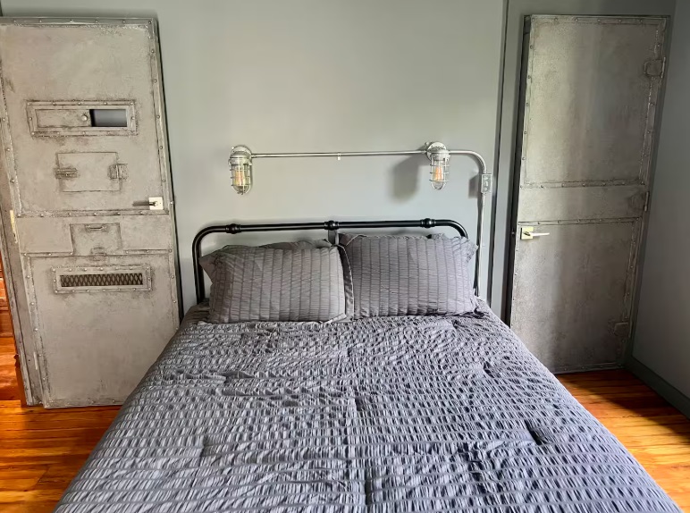 Hatlan House BR2 Red