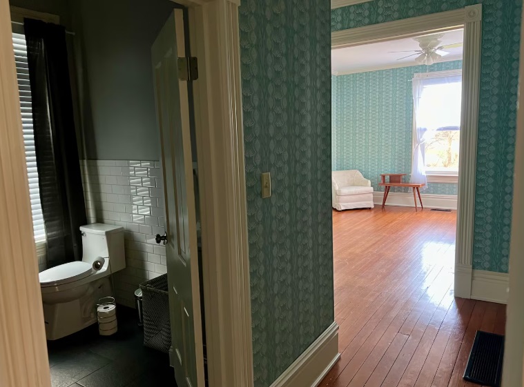 Retro House hall