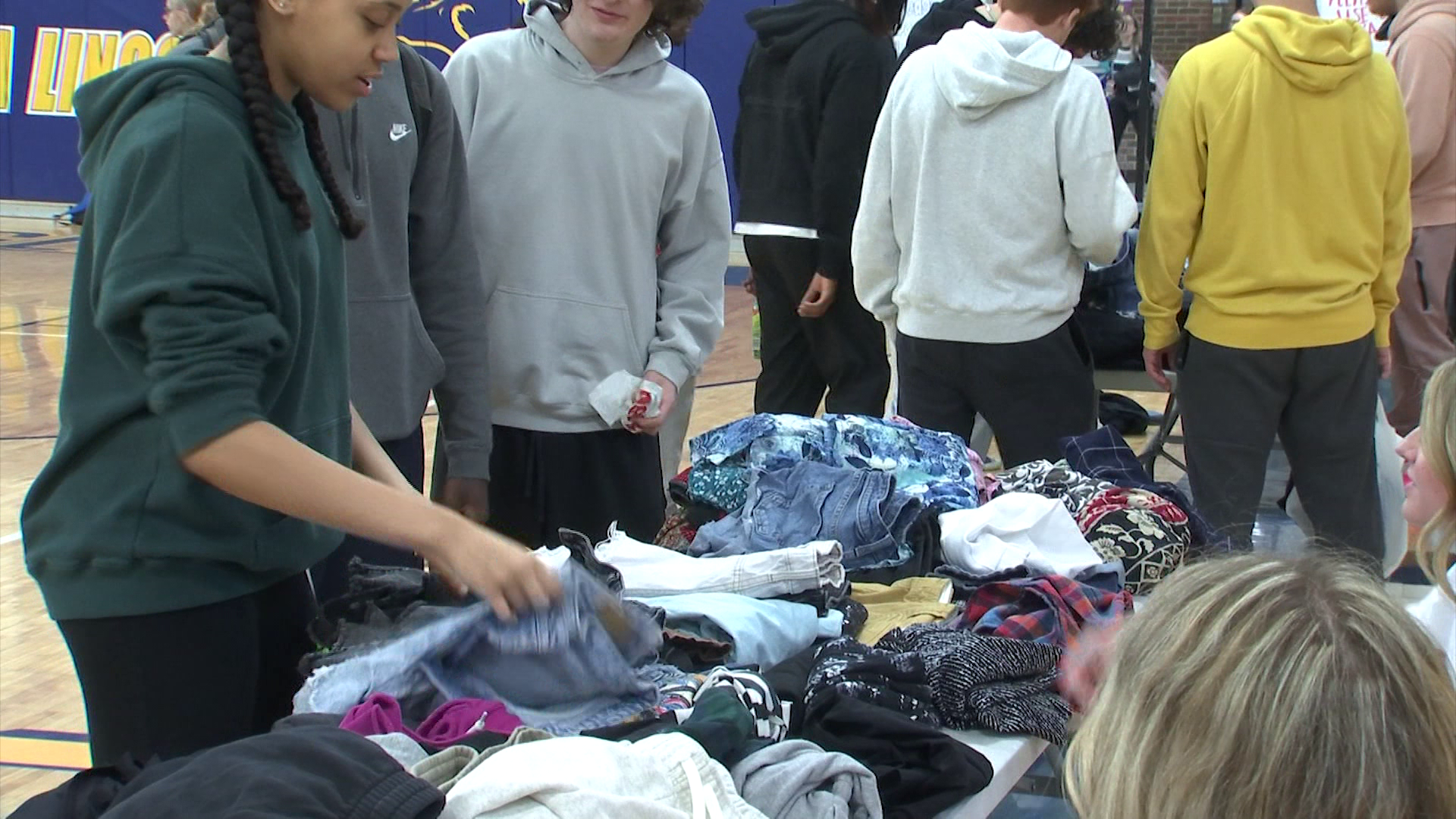 Gahanna high school offers lesson during free clothing swap