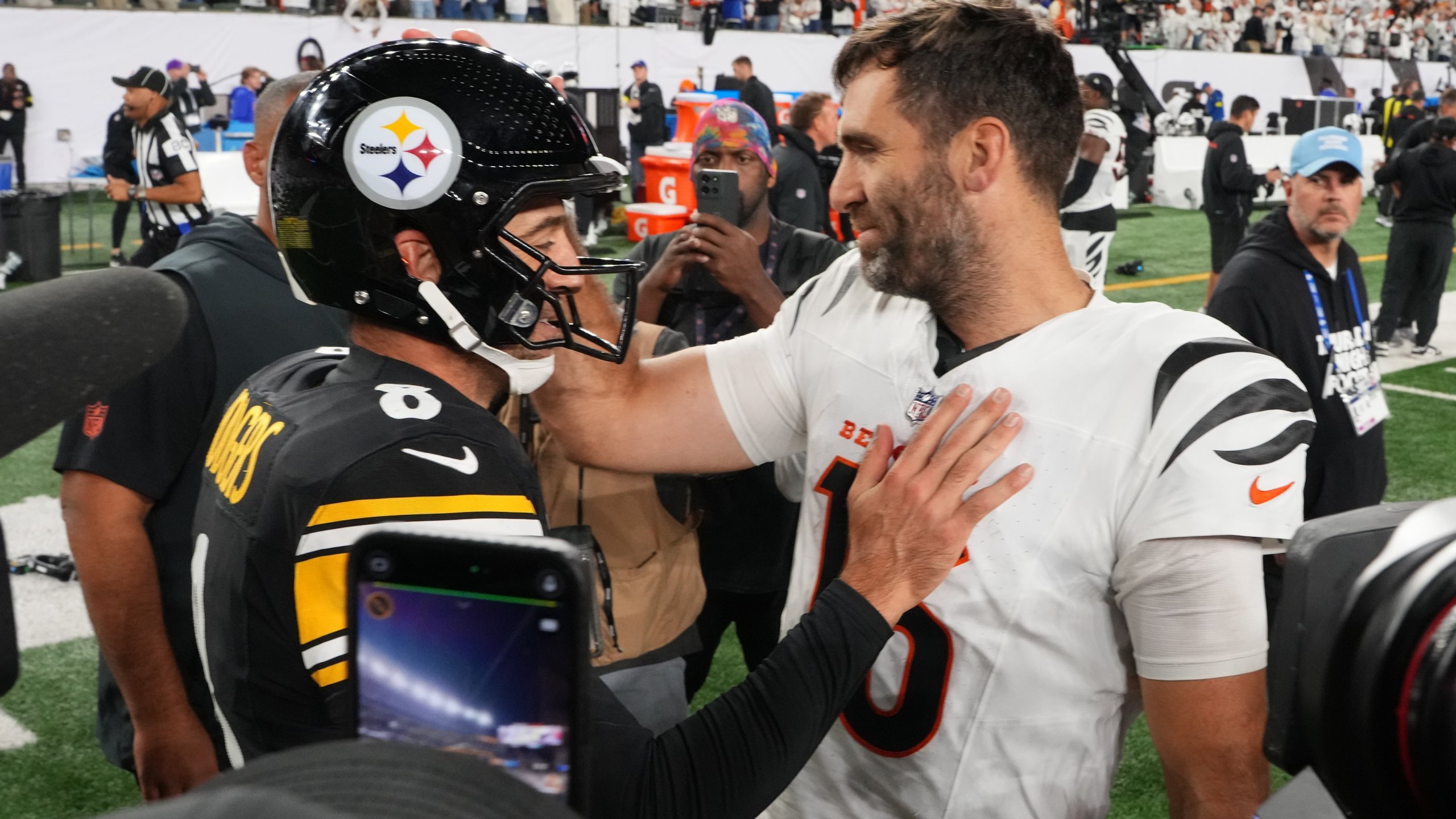 Pittsburgh Steelers quarterback Aaron Rodgers (8) and Cincinnati Bengals quarterback Joe Flacco, right, meet on the field following an NFL football game in Cincinnati, Thursday, Oct. 16, 2025. (AP Photo/Jeff Dean)
