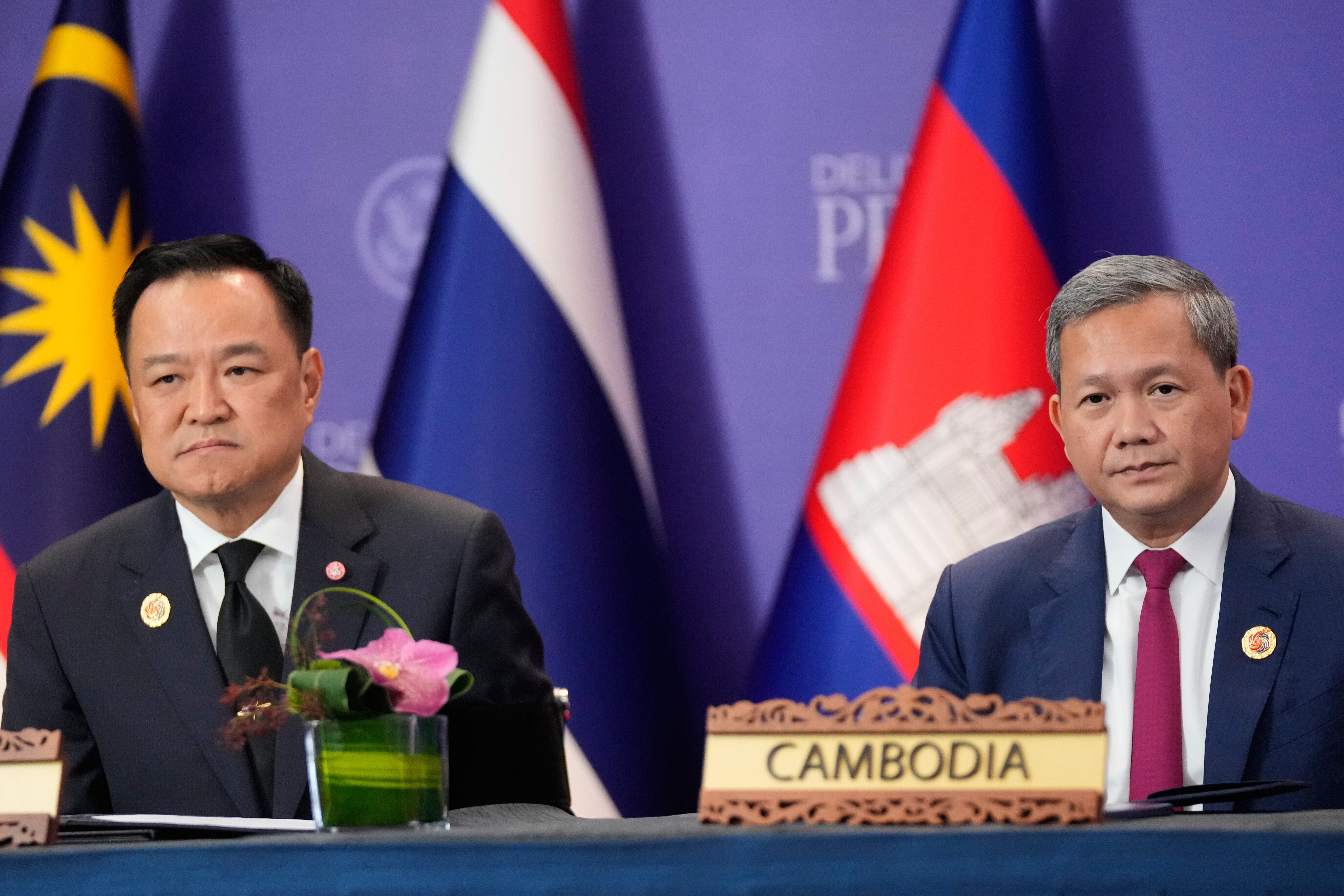 FILE - Cambodian Prime Minister Hun Manet, right, and Thailand's Prime Minister Anutin Charnvirakul, left, react during a signing ceremony on the sidelines of the ASEAN Summit in Kuala Lumpur, Malaysia, Sunday, Oct. 26, 2025. (AP Photo/Mark Schiefelbein, File)