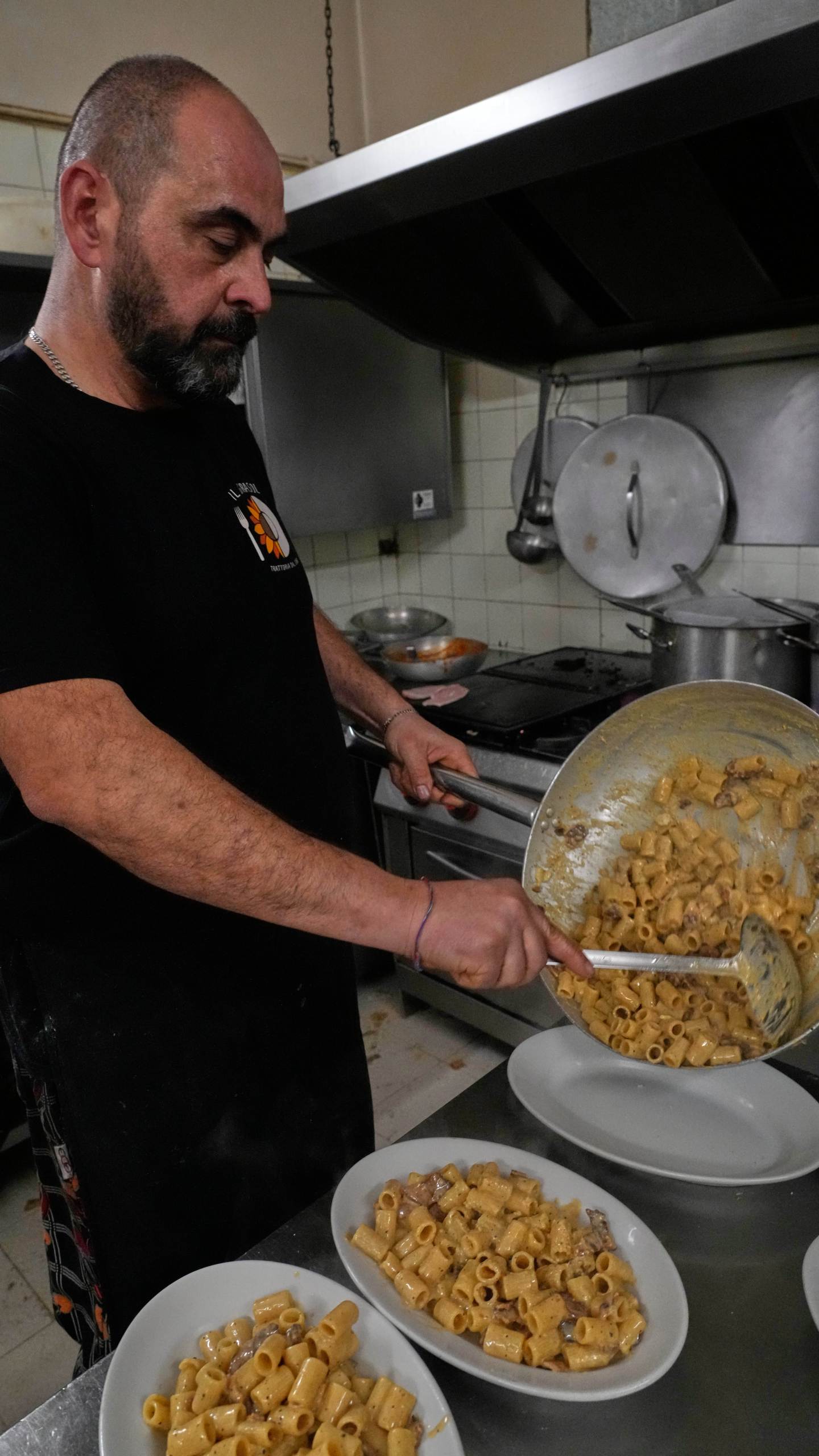 Italian cook Massimo Dante prepares a Carbonara at his restaurant in Rome, Wednesday, Dec. 10, 2025. (AP Photo/Gregorio Borgia)