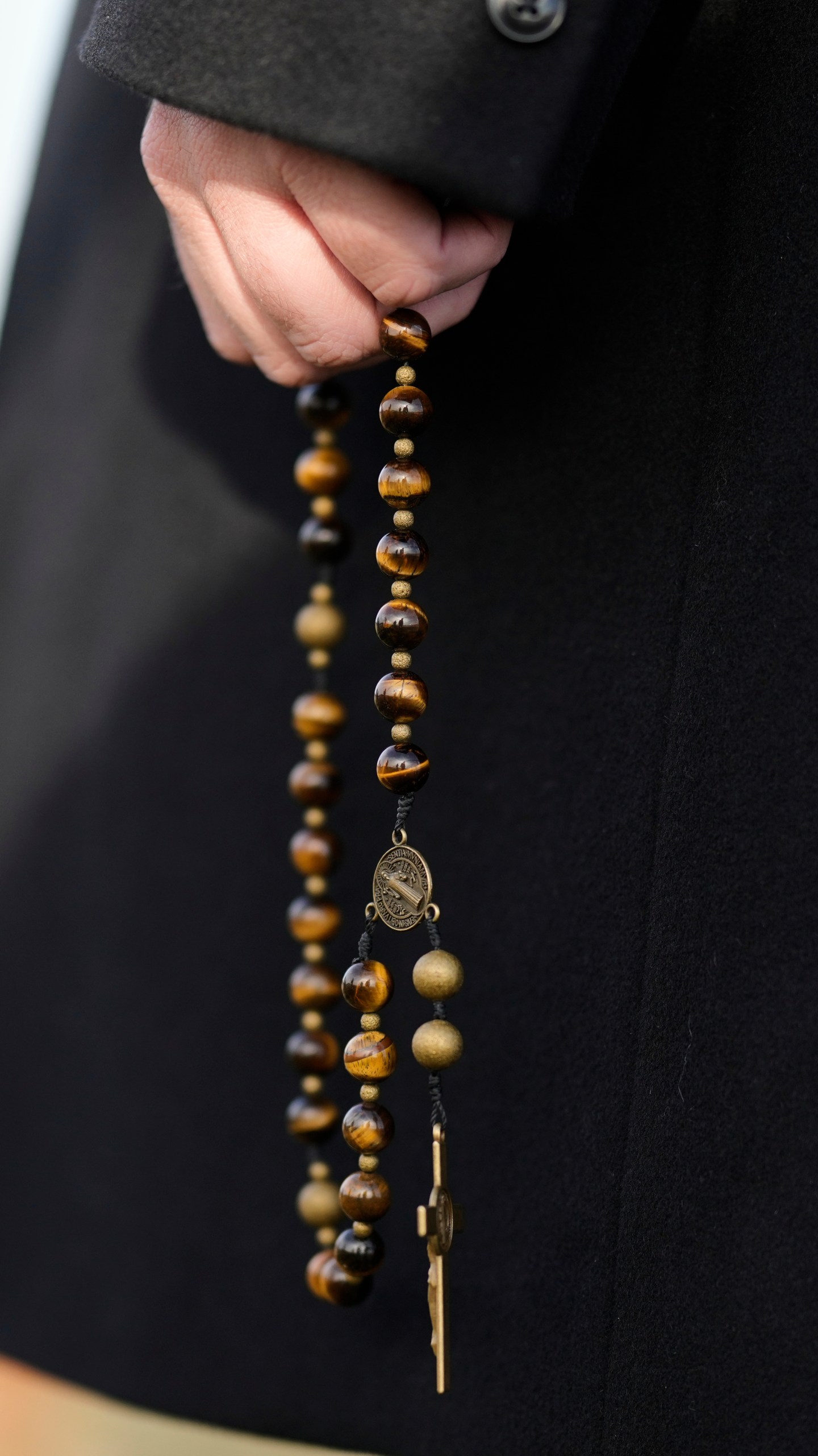 An anti-death penalty demonstrator holds rosary bead outside Riverbend Maximum Security Institution before the execution of Harold Wayne Nichols, Thursday, Dec. 11, 2025, in Nashville, Tenn. (AP Photo/George Walker IV)